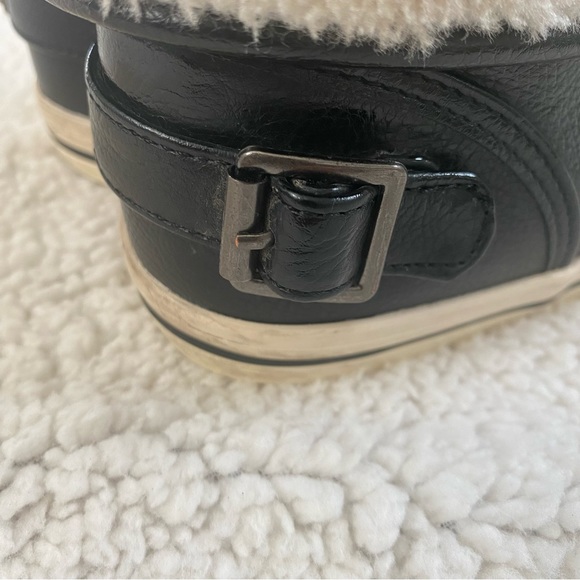 Arizona Jean co. Black faux leather high top with faux fur inside. Size 7.5 - Picture 4 of 10